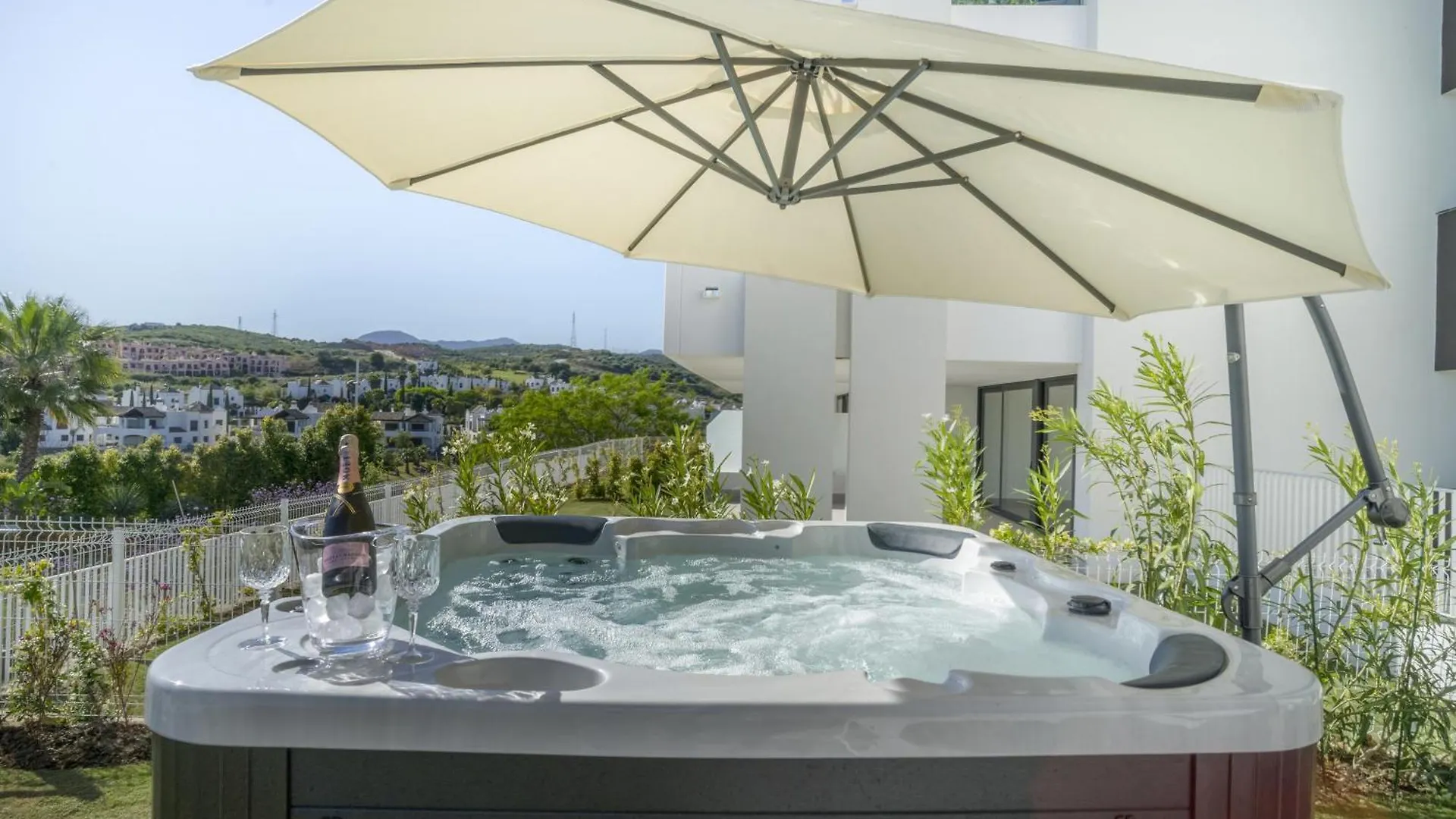 Fabuloso Apartamento Con Jardin Privado Y Jacuzzi Estepona