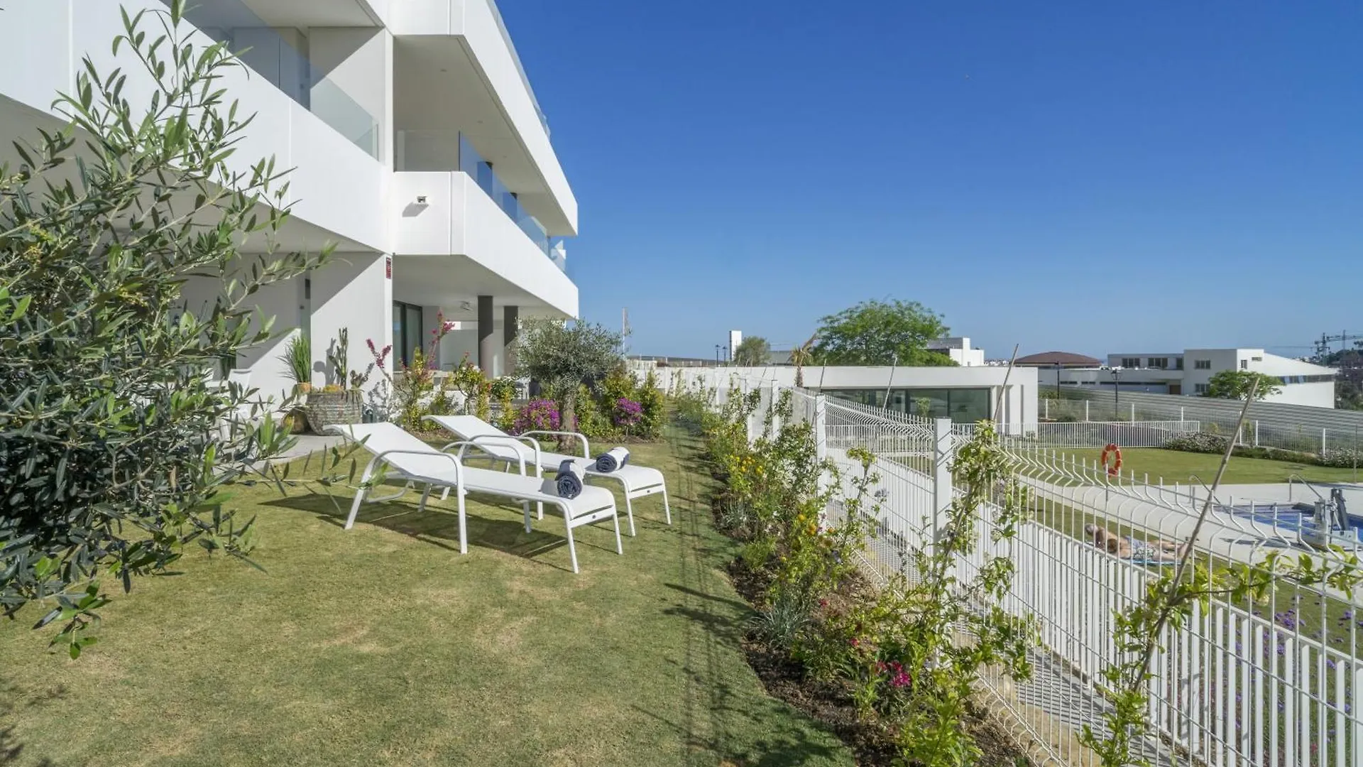 Fabuloso Apartamento Con Jardin Privado Y Jacuzzi Estepona