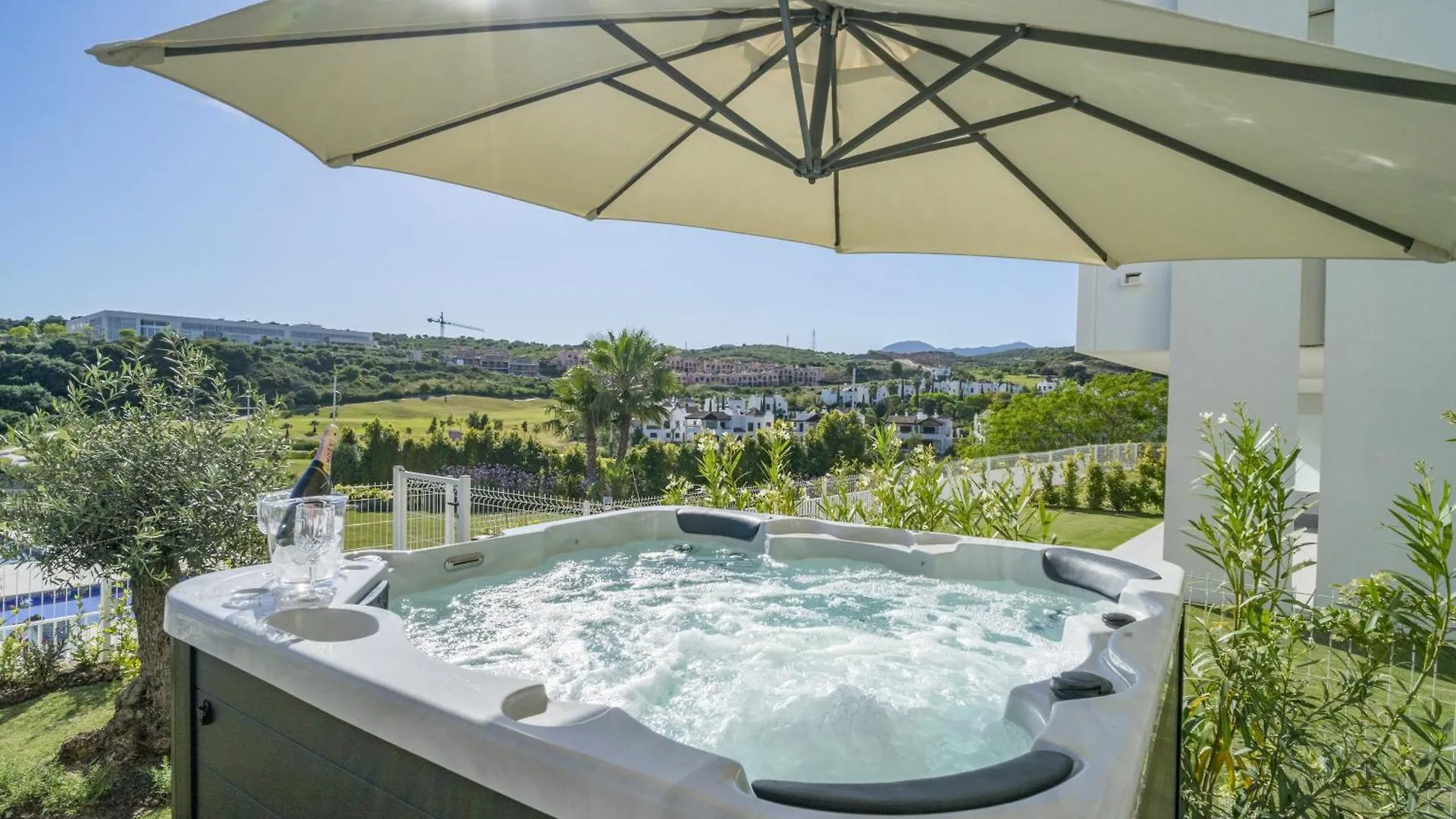 Fabuloso Apartamento Con Jardin Privado Y Jacuzzi Estepona