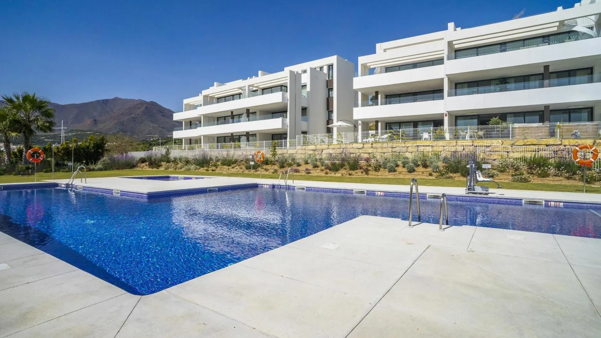 Fabuloso Apartamento Con Jardin Privado Y Jacuzzi Estepona Lejlighed