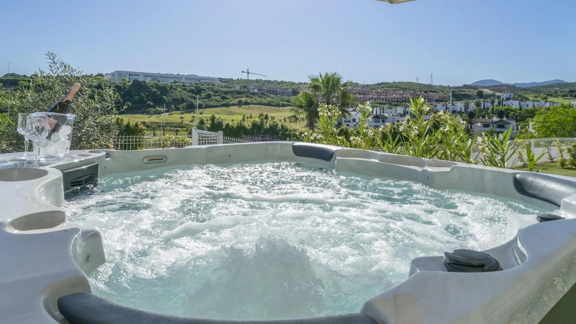 Fabuloso Apartamento Con Jardin Privado Y Jacuzzi Estepona